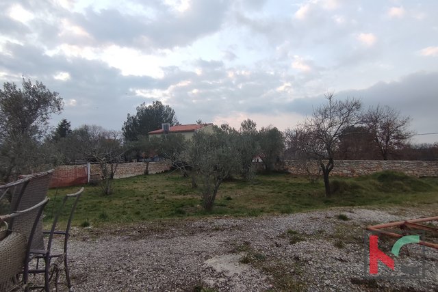 Istra, Peroj, zazidljivo zemljišče 1630 m2, v bližini Fažane, 700 m od morja