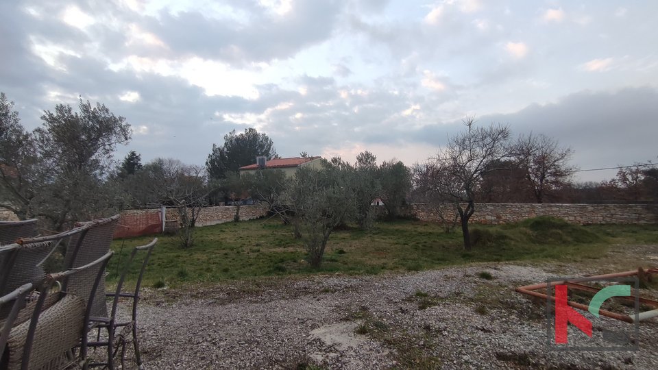 Istra, Peroj, zazidljivo zemljišče 1630 m2, v bližini Fažane, 700 m od morja