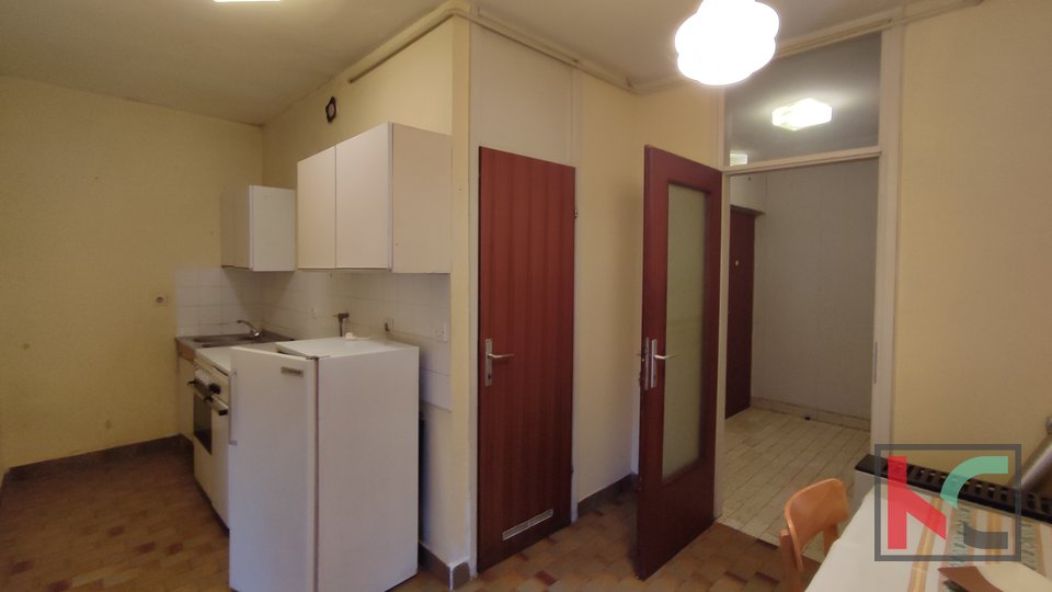 Istria, Pula, Šijana, apartment 52.69 m2 for renovation near the city center, OPPORTUNITY !!!