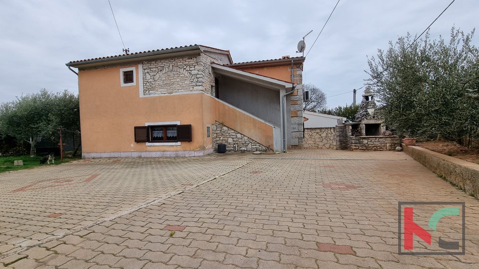 Istria, Bale, decorated house 150m2 with 2 apartments with a garden of 304m2