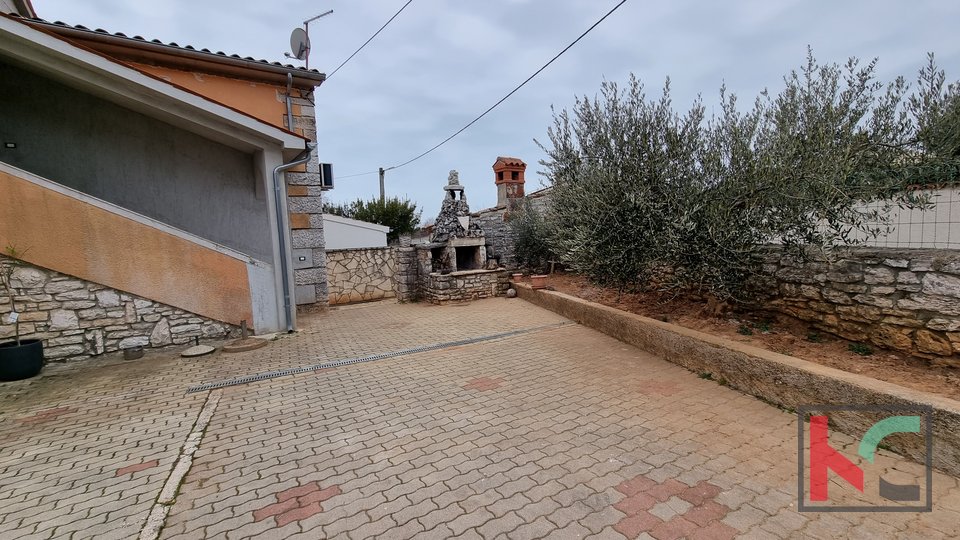 Istria, Bale, decorated house 150m2 with 2 apartments with a garden of 304m2