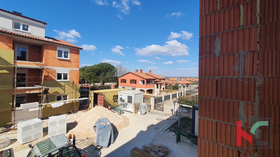 Istria, Peroj, three bedroom apartment on the ground floor, new building, 900 m from the sea