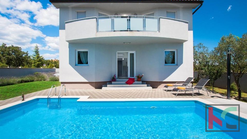 Istra, Vodnjan, počitniška hiša z bazenom in urejenim vrtom 441 m2