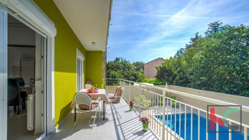 Istrien, Pula, renoviertes Haus mit Pool und gepflegtem Garten von 311m2, Garage