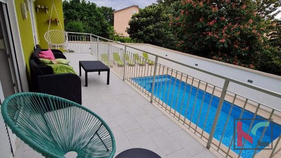 Istra, Pula, obnovljena hiša z bazenom in urejenim vrtom 311m2, garaža