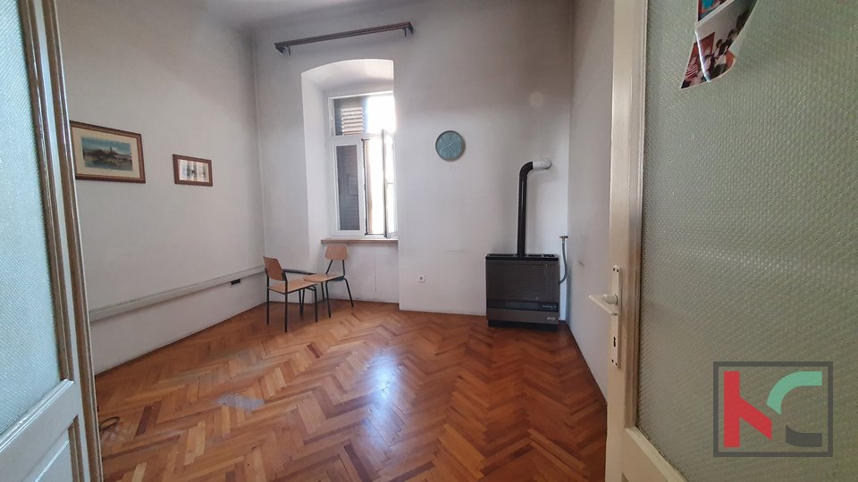 Pula, apartment 100 m2 in the city center in a busy location, first floor, EXCLUSIVE SALE