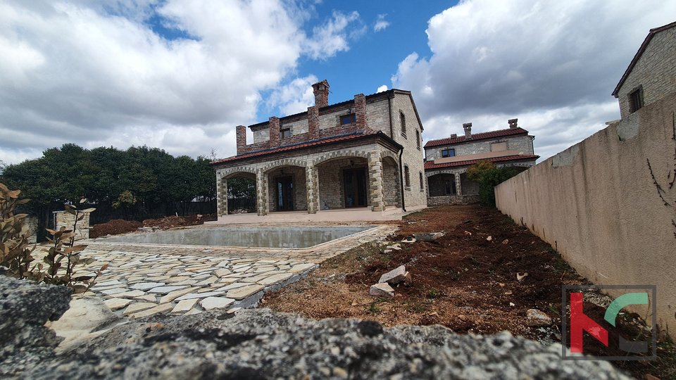 Istria, Svetvincenat, Čabrunići, villa in pietra ristrutturata con piscina