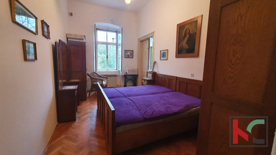 Pula, 100 m from the Arena, four bedroom apartment with yard