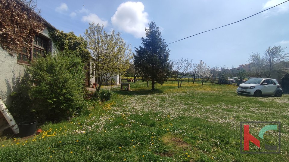Valbonaša, Medulin, casa circondata da un bellissimo e verde giardino