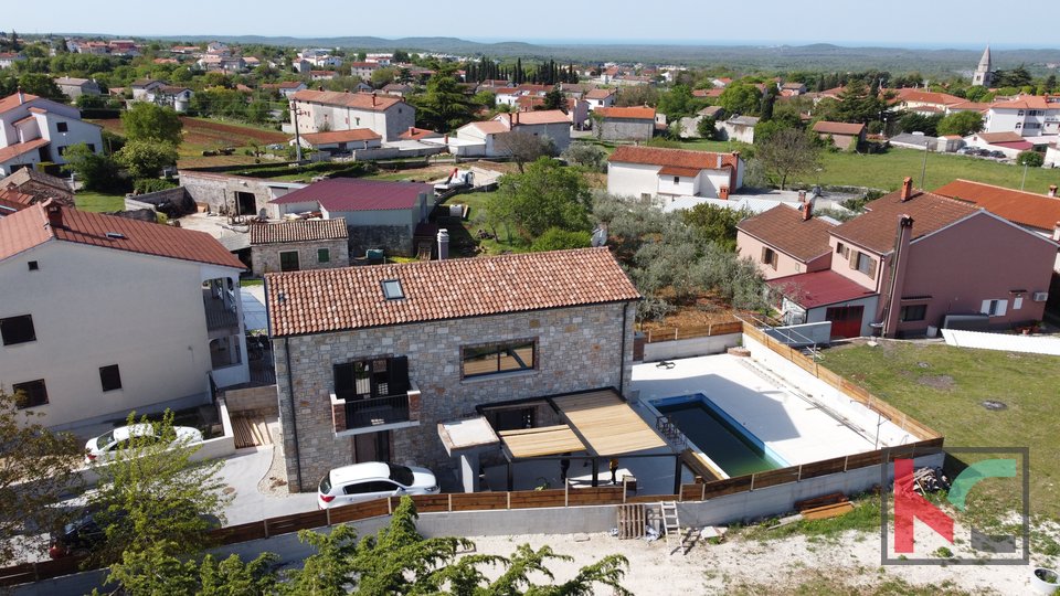 Istra, Kanfanar, autentična villa 200 m2 s bazenom i pogledom na more
