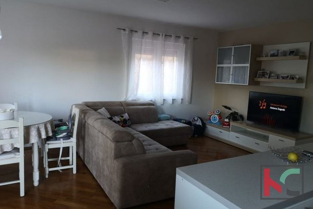 Istrien, Pula, Vidikovac, komfortable Wohnung mit drei Schlafzimmern und Garage in attraktiver Lage