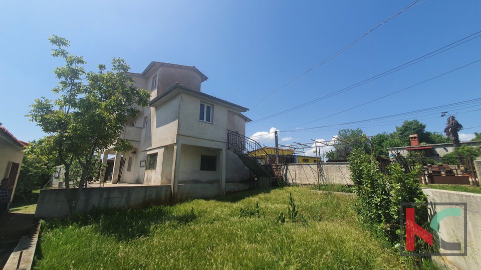 Marčana, , detached house with garage and beautiful garden