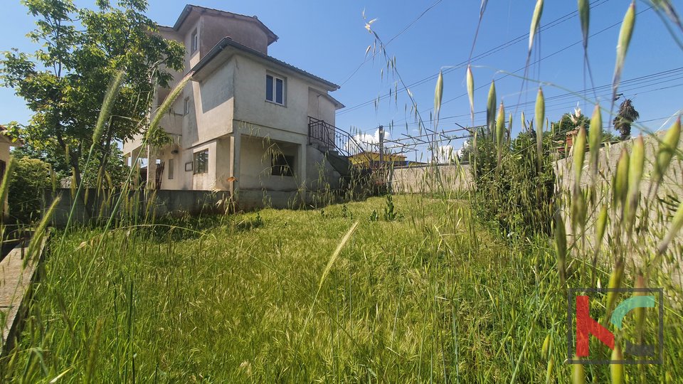 Marčana, , detached house with garage and beautiful garden