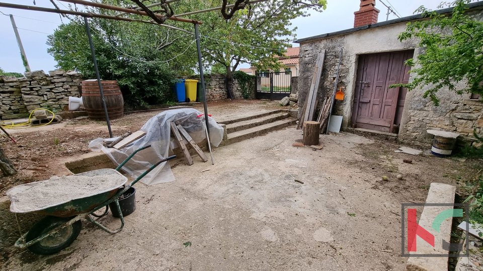 Istria, Bibići, house 160m2 with a lot of potential