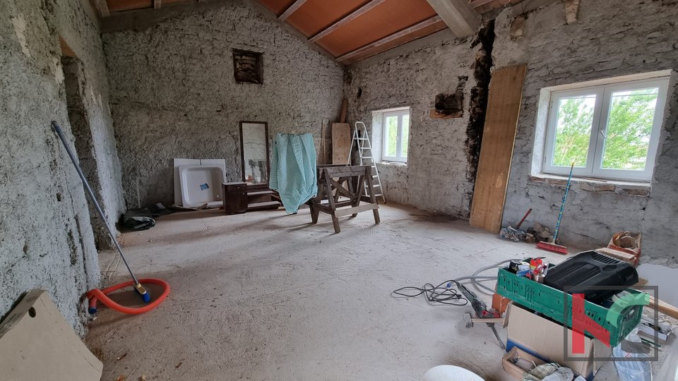 Istria, Bibići, house 160m2 with a lot of potential