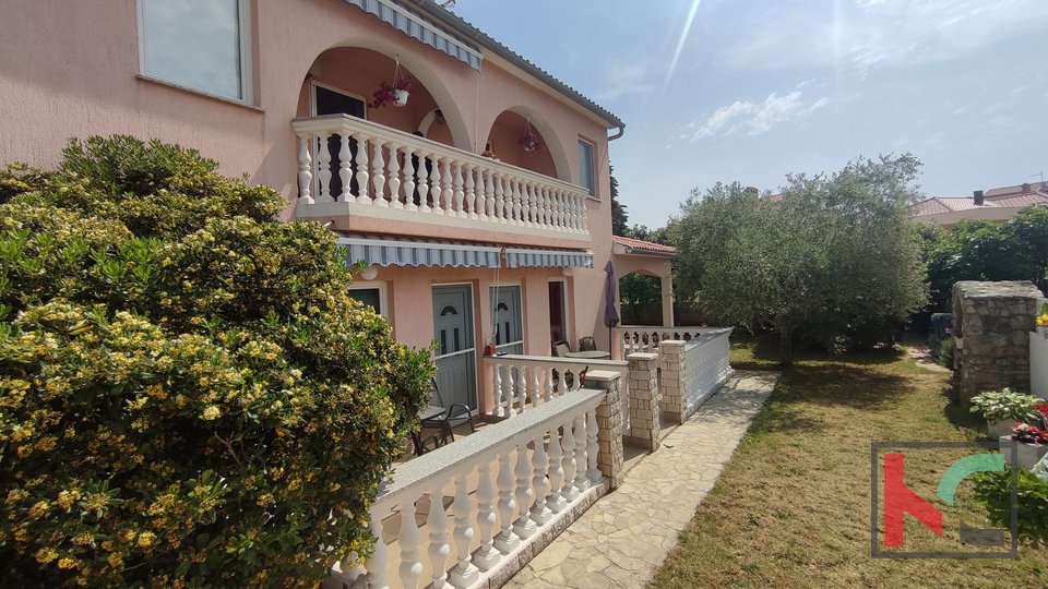 Istra, Peroj, kuća 160m2, sa tri stambene jedinice, prilika za život i/ili u svrhu turističkog najma