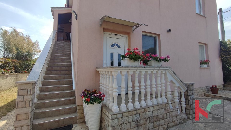 Istria, Peroj, house 160m2, with three residential units, opportunity for living and / or for the purpose of tourist rental