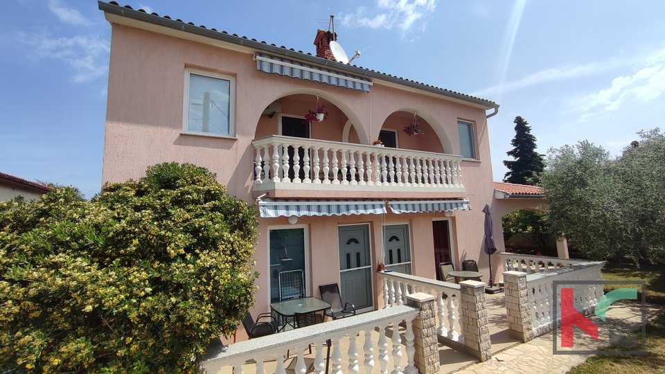 Istria, Peroj, house 160m2, with three residential units, opportunity for living and / or for the purpose of tourist rental
