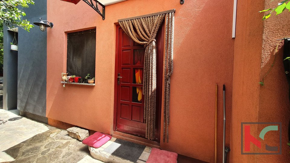 Pula, Valkane, obnovljena hiša na najbolj zaželeni lokaciji, 100 m od promenade Lungo Mare