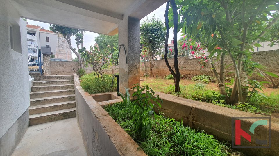 Pula, Valkane, Haus in toller Lage mit Garten