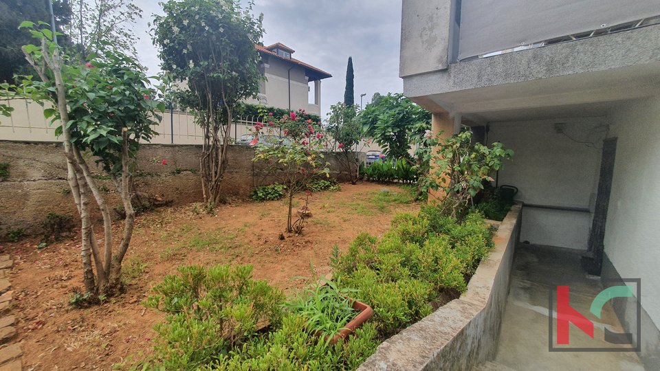 Pula, Valkane, Casa in ottima posizione con giardino