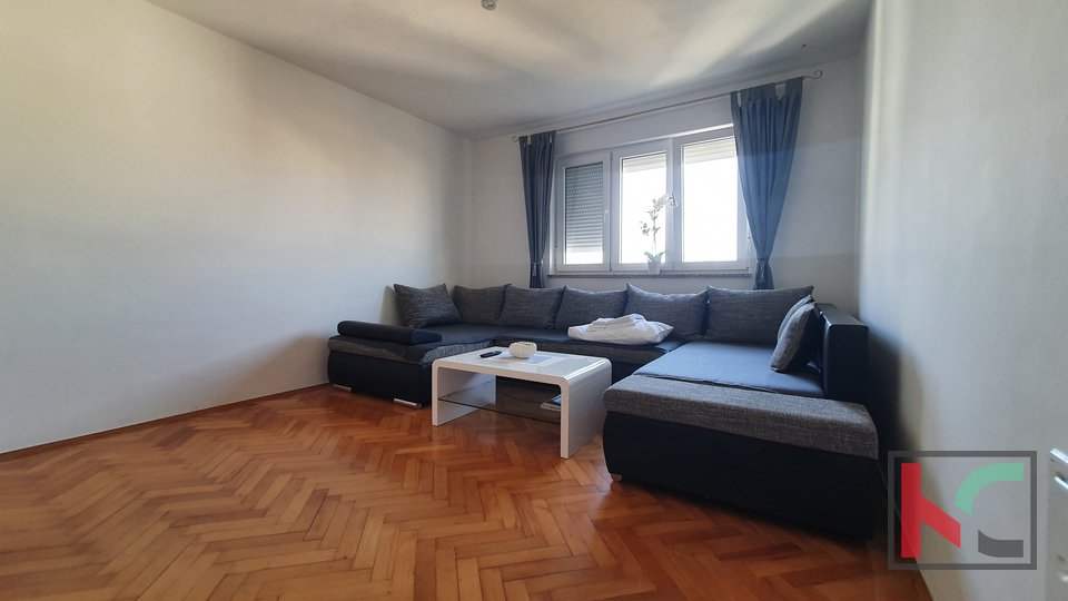 Pula, Stoja, schöne neu renovierte Wohnung mit Meerblick