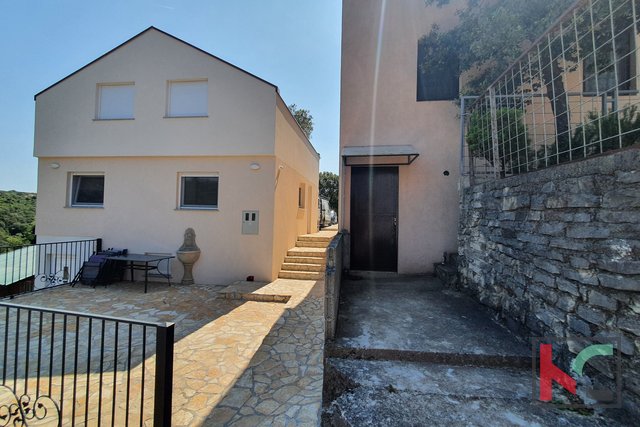 Istra, Pavićini, obnovljena kuća 100m2 na tri etaže