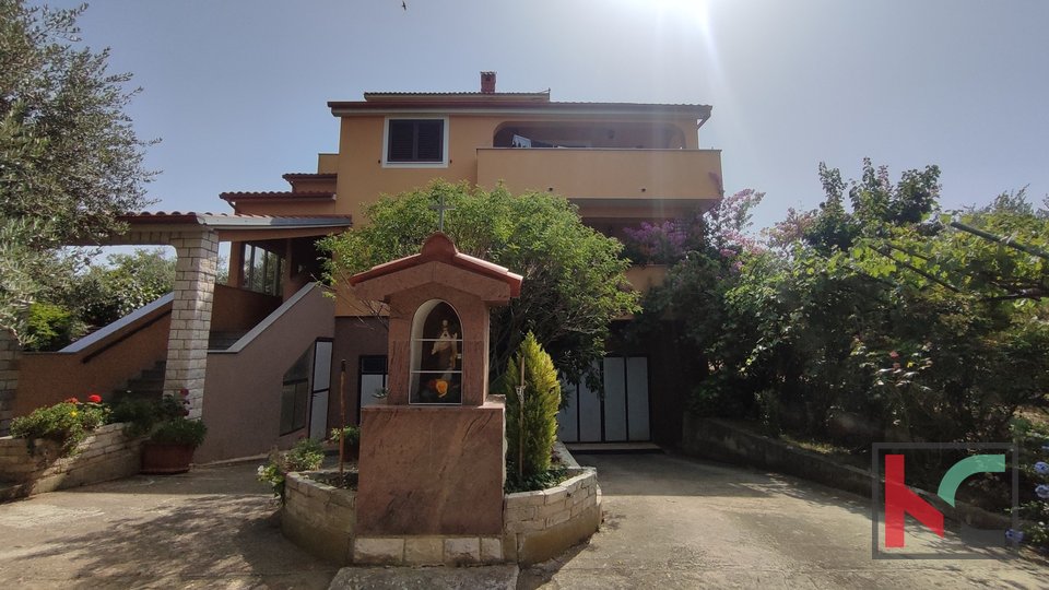 Istra, Pula, Šišan, obiteljska kuća na okućnici površine 3731 m2