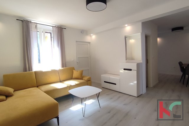 Istria, Pola, centro, appartamento ristrutturato con due camere da letto, a 200 m dall'Arena di Pola