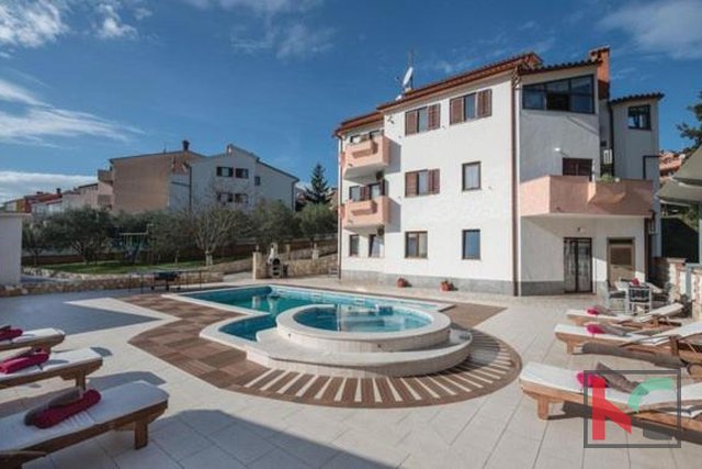 Istra, Pula, apartmanska kuća za odmor s bazenom na uređenoj okućnici, 350m od mora