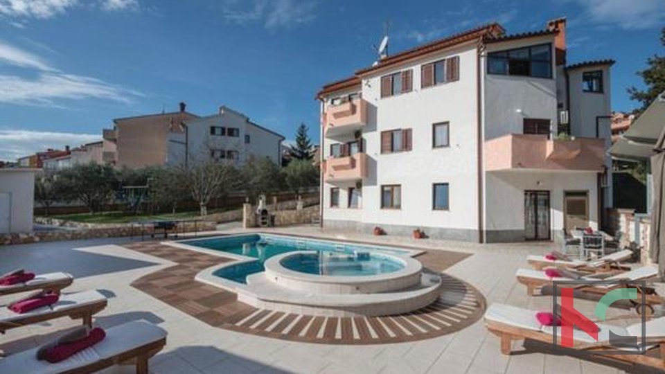 Istra, Pula, počitniška apartmajska hiša z bazenom na urejenem vrtu, 350 m od morja