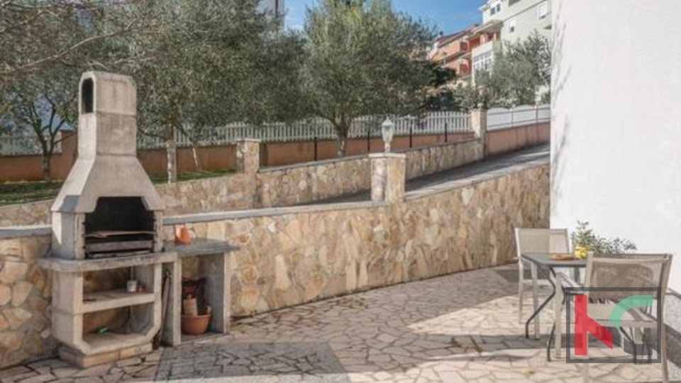 Istra, Pula, počitniška apartmajska hiša z bazenom na urejenem vrtu, 350 m od morja