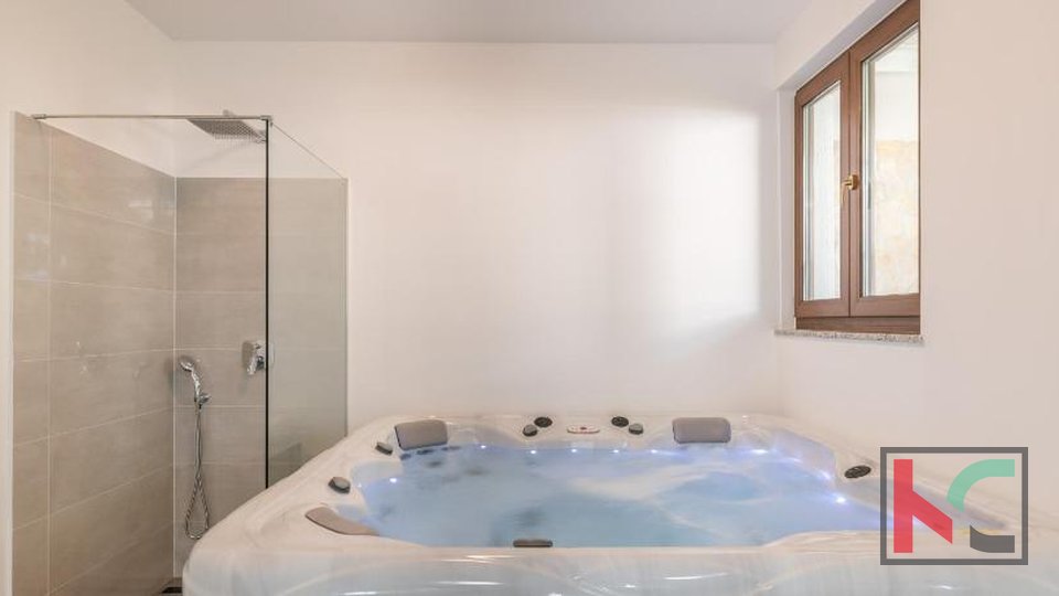Istra, Pula, apartmanska kuća za odmor s bazenom na uređenoj okućnici, 350m od mora
