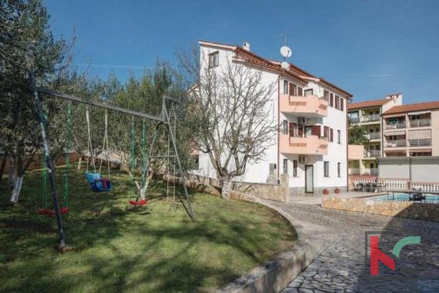 Istria, Pula, holiday apartment house with a swimming pool on a landscaped garden, 350m from the sea
