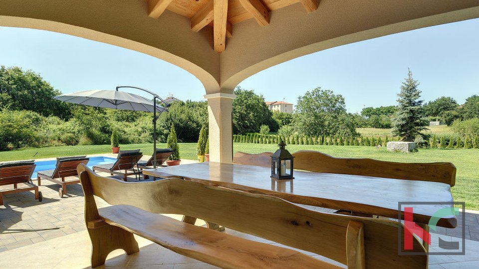 Rovinj, eine Kombination aus einer modernen und einer rustikalen Villa mit Swimmingpool auf einem 2500 m² großen Garten