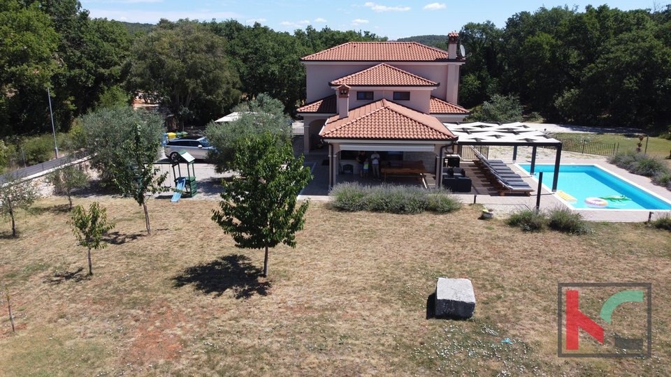 Rovigno, una combinazione di villa moderna e rustica con piscina su un giardino di 2500 m2