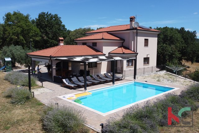 Rovigno, una combinazione di villa moderna e rustica con piscina su un giardino di 2500 m2