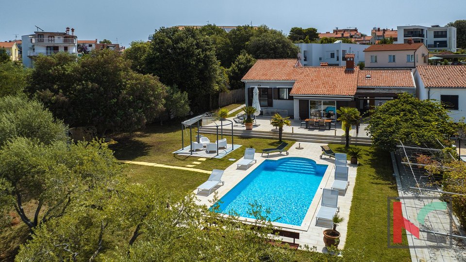 Istra, Pula, Pješčana Uvala, hiša z bazenom na ekskluzivni lokaciji, tik ob morju in plaži