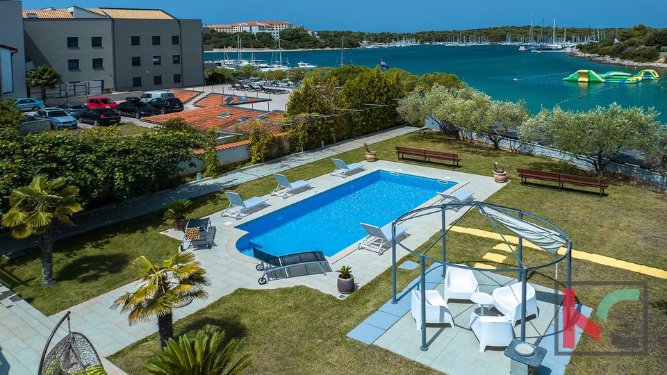 Istrien, Pula, Pješčana Uvala, Haus mit Swimmingpool in exklusiver Lage, direkt am Meer und Strand