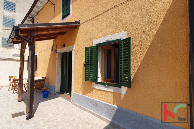 Istrien, Pula, Marčana, zwei angepasste Häuser in einer Reihe