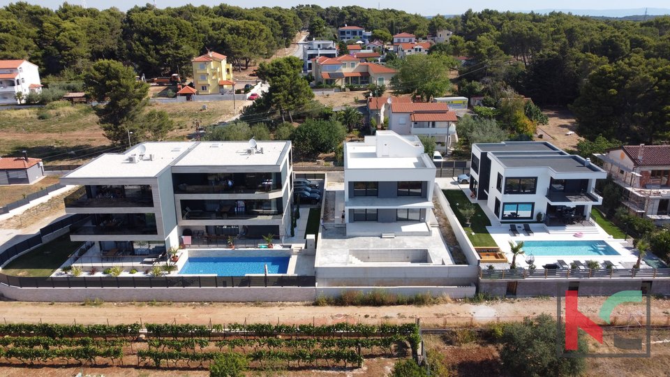 Istria, Medulin, villa moderna con piscina in costruzione, vista sulla baia di Medulin