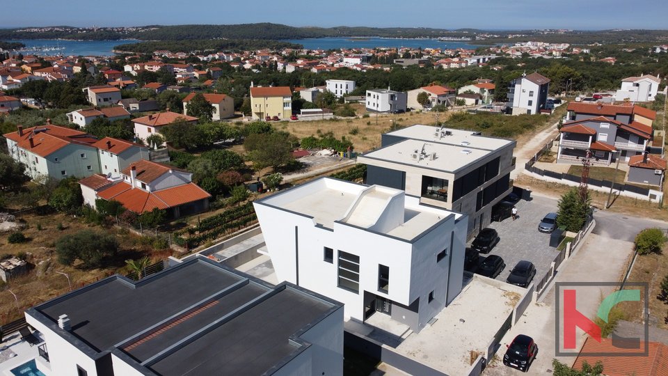 Istrien, Medulin, moderne Villa mit Pool im Bau, Blick auf die Bucht von Medulin