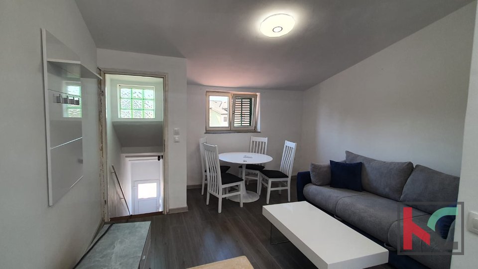 Pula, Valdebek, stanovanje 42 m2, adaptirano dvosobno stanovanje v prvem nadstropju