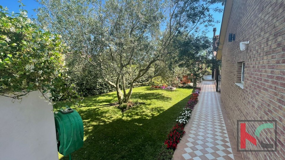 Istria, Medulin, Pomer, casa con 4 appartamenti e giardino paesaggistico