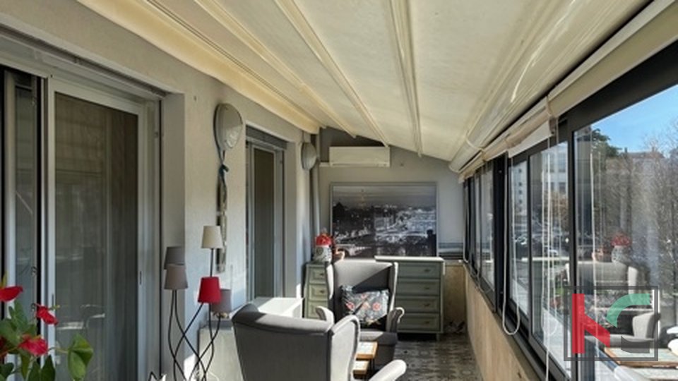 Istra, Pula, luksuzen penthouse 100,50 m2 v samem centru mesta; DVIGALO, terasa