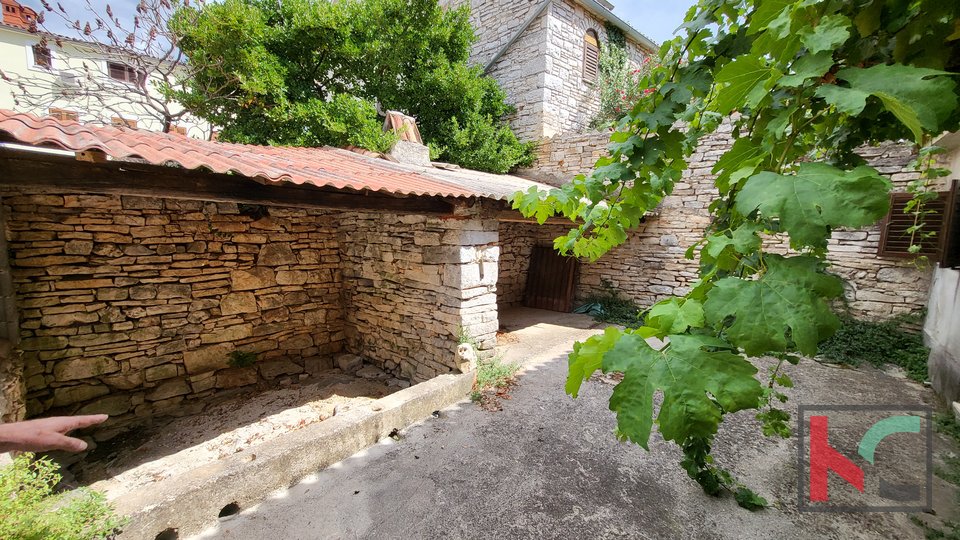 Istria, Valle due case da ristrutturare con una superficie totale di 170m2
