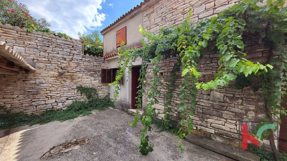 Istria, Bale two houses for renovation with a total area of 170m2