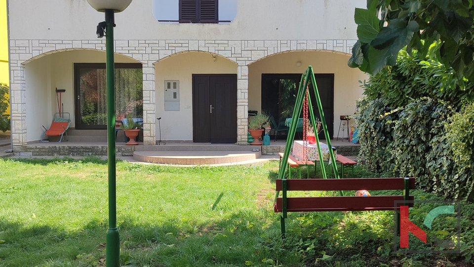 Istrien, Ližnjan, Šišan, Einfamilienhaus mit 5 Wohnungen und gepflegtem Garten