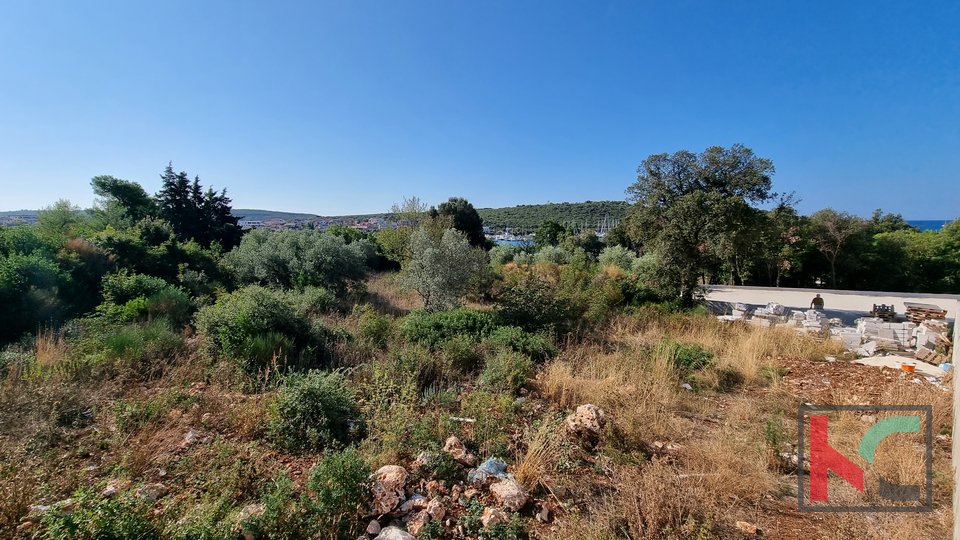 Istria, Banjole, building plot 2020m2, 50m from the sea