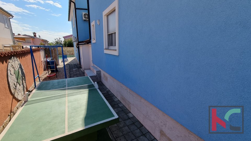 Istria, Barbariga, bella casa bifamiliare 192m2 con piscina, posizione tranquilla, opportunità